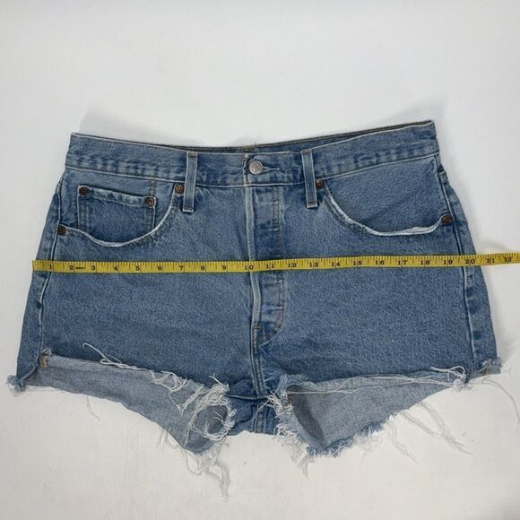 Levi’s 501 Shorts Women’s Size 32 Denim Original Short in Ojai Light Stone Wash - Picture 7 of 14